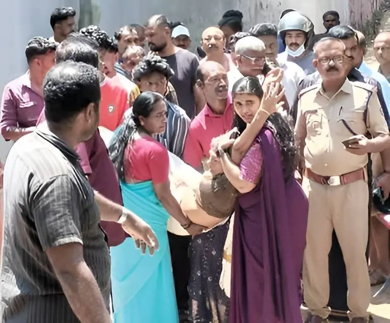 • ഓട്ടോഡ്രൈവർ പണം തട്ടിയെടുത്തെന്ന് റോഡിൽ ബഹളം വെച്ച ഓമനയമ്മയെ പോലീസും നാട്ടുകാരും ചേർന്ന് ആശുപത്രിയിലേക്ക് മാറ്റുന്നു