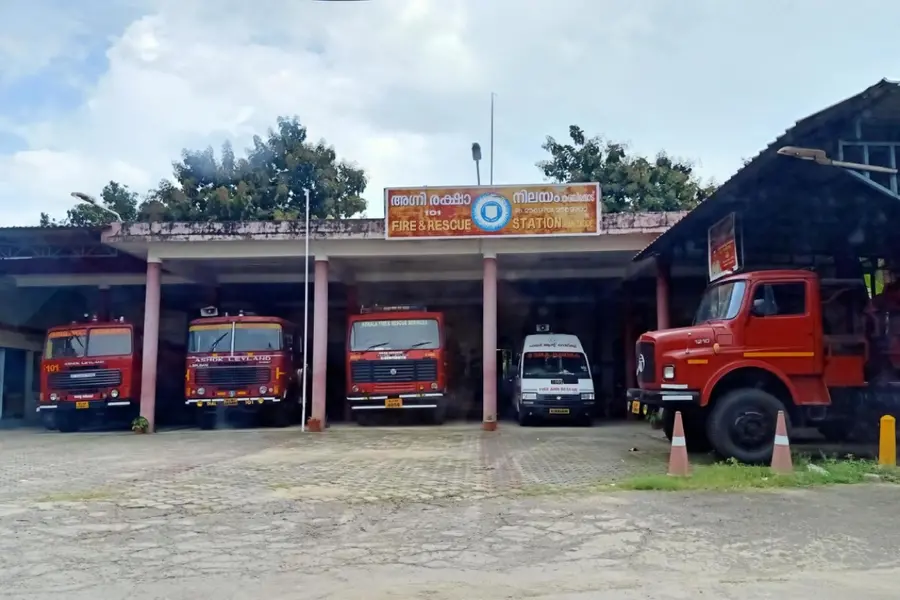 ഓഫീസിൽ അഴിച്ചുവെച്ച യൂണിഫോമിൽ നായ്ക്കുരണപ്പൊടിയിട്ടെന്ന് പരാതി; സംഭവം കഞ്ചിക്കോട് അഗ്നിരഷാ നിലയത്തിൽ