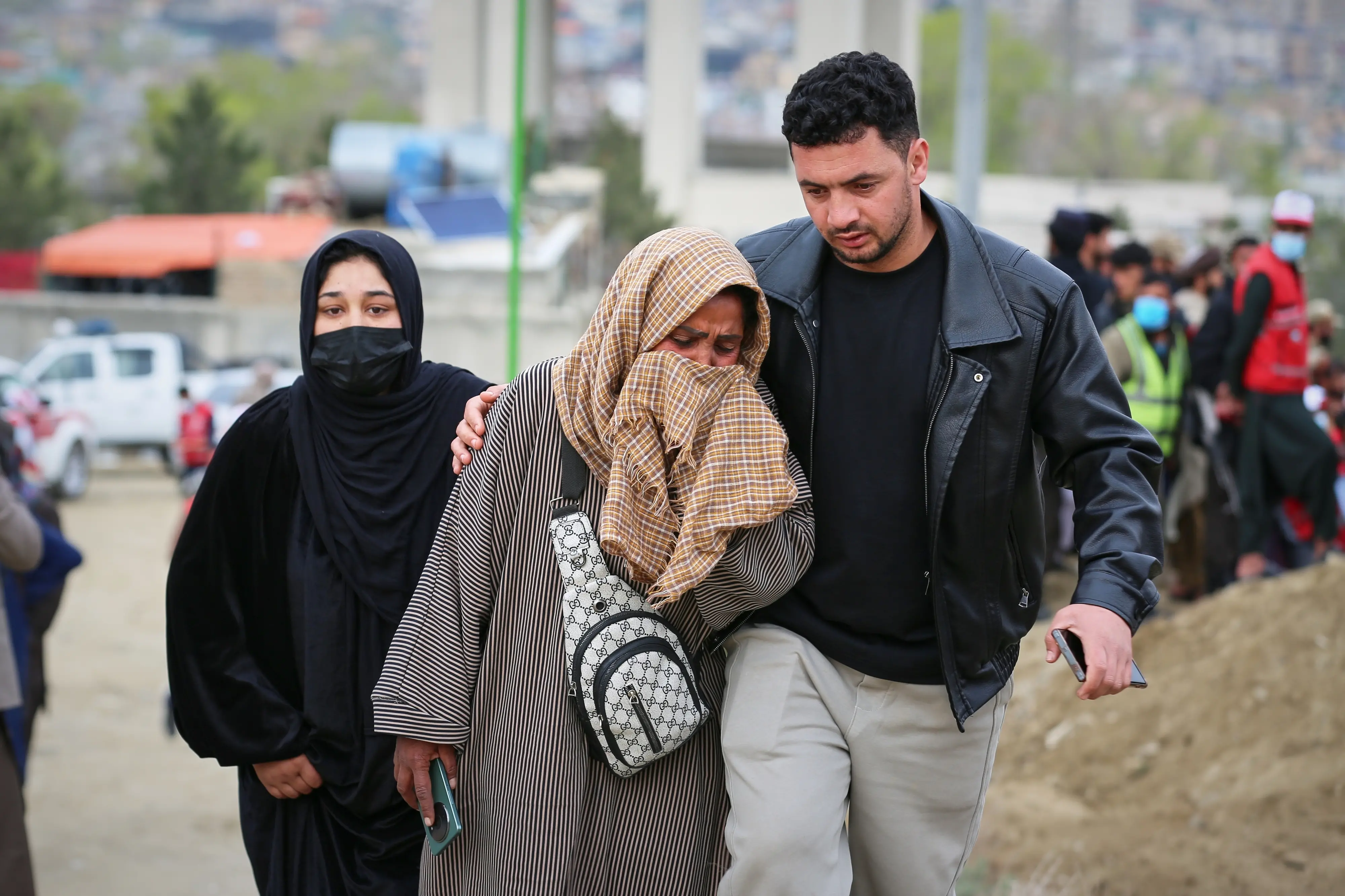 Afghan woman weeps as she searches for her son, who was killed by a Pakistani airstrike that struck a drug rehabilitation center | Photo: AFP