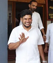 നാമനിർദേശപത്രിക പിൻവലിച്ചശേഷം മഞ്ചേശ്വരം മണ്ഡലം എസ്.ഡി.പി.ഐ. സ്ഥാനാർഥി കെ.എം. അഷ്റഫ് കാസർകോട് കളക്ടറേറ്റിൽനിന്ന് പുറത്തുവരുന്നു