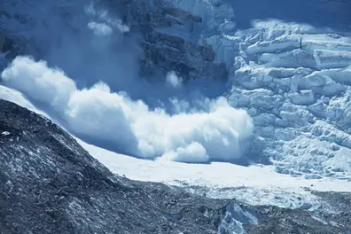 Vehicles caught in avalanche at Zojila Pass; no injuries reported | VIDEO