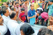 തീപ്പിടിത്തത്തിൽ മരിച്ചയാളുടെ മൃതദേഹവുമായി വൻ പ്രതിഷേധം; തീരുമാനമായത് രാത്രി, 15 ലക്ഷം നഷ്ടപരിഹാരം