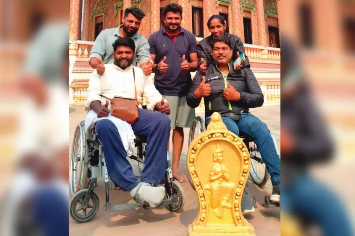 രാഗേഷും ബന്ധു രഞ്ജിത്തും സഹോദരന് മനീഷ് കുമാറും സൂരജും ഭാര്യ സൗമ്യയും നേപ്പാളിലെ ബുദ്ധവിഹാരത്തില്