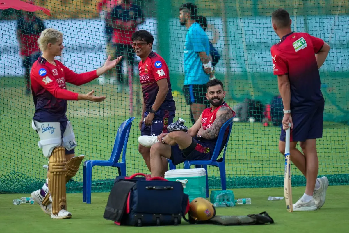 Royal Challengers Bengaluru's Josh Hazlewood, right, Virat Kohli, centre, and others during a practice session on the eve of the Indian Premier League (IPL) 2026 cricket match against Sunrisers Hyderabad, at M Chinnaswamy Stadium in Bengaluru. | Photo: PTI