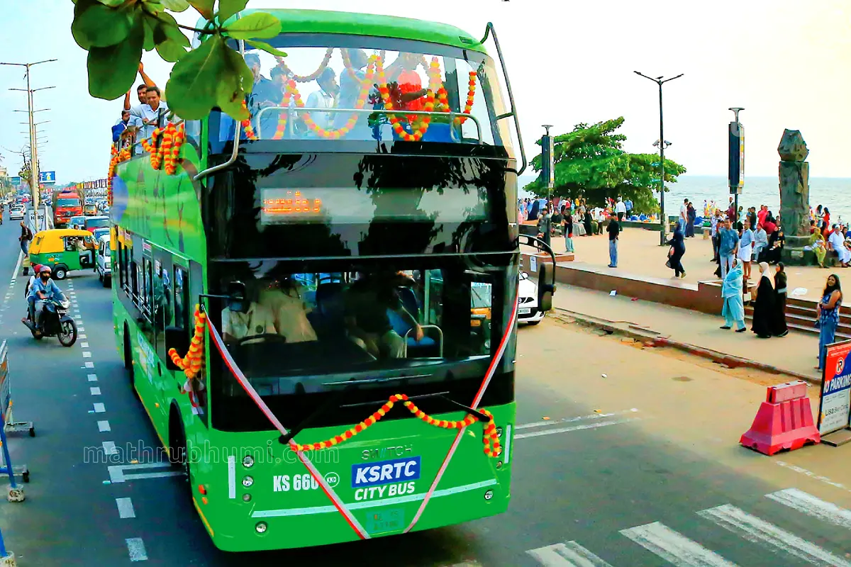 കോഴിക്കോട് ബീച്ചിലൂടെ കന്നി സർവീസ് നടത്തുന്ന കെ.എസ്.ആർ.ടി.സി. ഡബിൾ ഡക്കർ ബസ്.