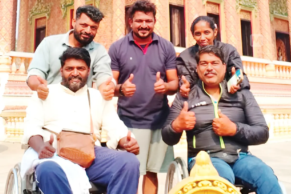 രാഗേഷും ബന്ധു രഞ്ജിത്തും സഹോദരന് മനീഷ് കുമാറും സൂരജും ഭാര്യ സൗമ്യവും നേപ്പാളിലെ ബുദ്ധവിഹാരത്തില്.