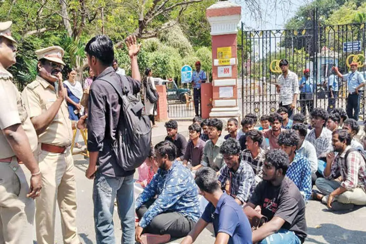 ലൈംഗികപീഡനപരാതിയിൽ അധ്യാപകനെ അറസ്റ്റുചെയ്യണമെന്നാവശ്യപ്പെട്ട് വെള്ളിയാഴ്ച അണ്ണാ സർവകലാശാലയ്ക്കുമുന്നിൽ വിദ്യാർഥികൾ പ്രതിഷേധിക്കുന്നു