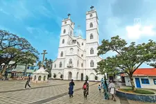 വല്ലാർപാടം പള്ളിയുടെ മുറ്റം ചൂലുകൊണ്ട് വൃത്തിയാക്കിയാൽ മനസ്സിൽ ആഗ്രഹിച്ചത് നടക്കുമെന്നാണ് വിശ്വാസം