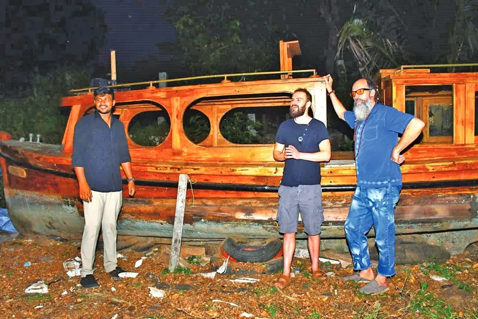 ജാക്ക് പോട്ട്സും സുഹൃത്ത് ലീ സ്റ്റിൽവെല്ലും ബ്രിസ്റ്റോ ഉപയോഗിച്ചിരുന്ന 'വാസ്കോ' ബോട്ട് കാണാനെത്തിയപ്പോൾ. സിത്താര സാജർ സമീപം