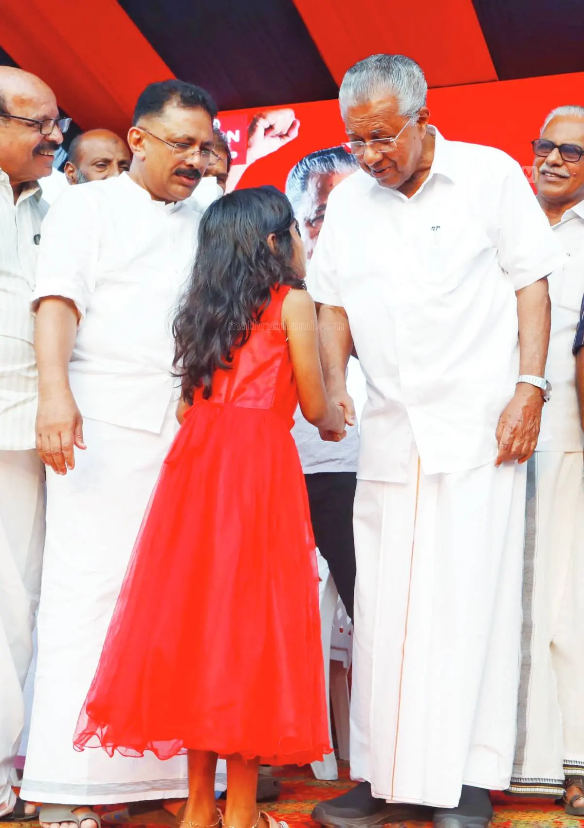 എടപ്പാളില്‍ തവനൂര്‍ മണ്ഡലം എല്‍.ഡി.എഫ്. തിരഞ്ഞെടുപ്പ് പൊതുയോഗത്തില്‍ പ്രസംഗിച്ചശേഷം മടങ്ങുന്ന മുഖ്യമന്ത്രി പിണറായി വിജയന് കൈകൊടുക്കുന്ന മോഡേണ്‍ എച്ച്.എസ്.എസ്. കോട്ടൂരിലെ ഒന്നാംക്ലാസുകാരി പി.വി. ഹെസ. എടപ്പാള്‍ കോലൊളമ്പ് സ്വദേശിയാണ്. സ്ഥാനാര്‍ഥി കെ.ടി. ജലീല്‍ സമീപം| ഫോട്ടോ: അജിത് ശങ്കരന്‍