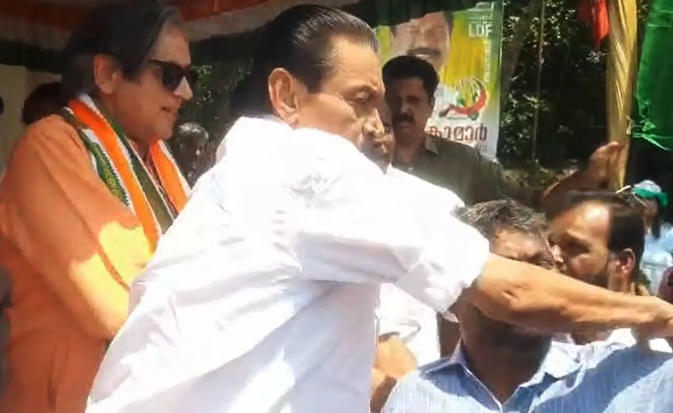 പ്രവർത്തകനെ തള്ളിമാറ്റുന്ന ഡിസിസി പ്രസിഡന്റ് സി.പി. മാത്യു