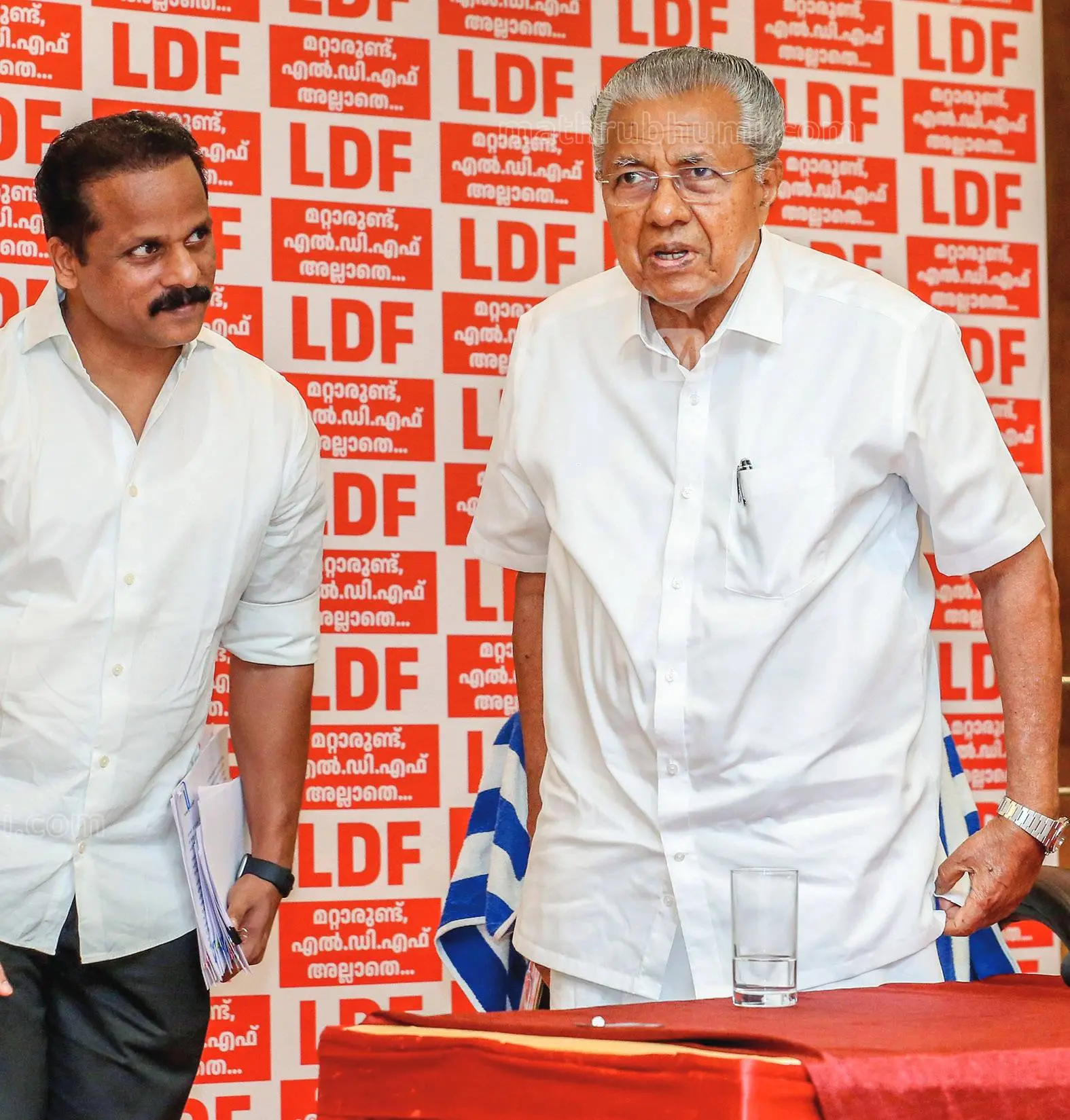 കൊല്ലത്ത് പത്രസമ്മേളനത്തിൽ മാധ്യമപ്രവർത്തകൻ ചോദ്യം ചോദിക്കുന്നതിനിടെ സമയം കഴിഞ്ഞെന്നുപറഞ്ഞ് ഇറങ്ങിപ്പോകുന്ന മുഖ്യമന്ത്രി പിണറായി വിജയൻ | ഫോട്ടോ: സുധീർ മോഹൻ