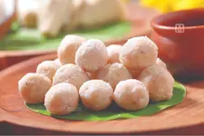 ഈസ്റ്റർ വിരുന്നൊരുക്കാൻ ഈസ്റ്റർ എഗ്ഗും കൊഴുക്കട്ടയും സുറിയാനി അപ്പവും