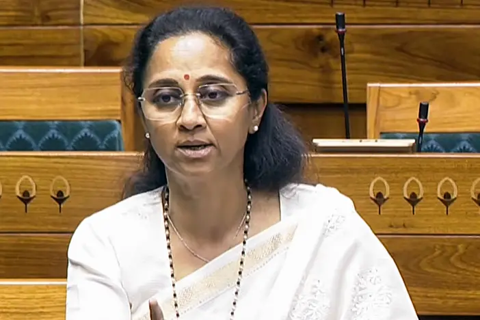 ഇന്ത്യൻ പ്രവാസികൾക്ക് യാത്രാ സൗകര്യം ഒരുക്കാൻ കേന്ദ്രം അടിയന്തിരമായി ഇടപെടണം - സുപ്രിയ സുലെ