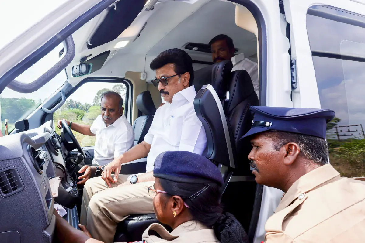 എം.കെ. സ്റ്റാലിന്റെ വാഹനം തടഞ്ഞ് തിരഞ്ഞെടുപ്പ് ഫ്ലൈയിങ് സ്ക്വാഡിന്റെ പരിശോധന | Photo: PTI