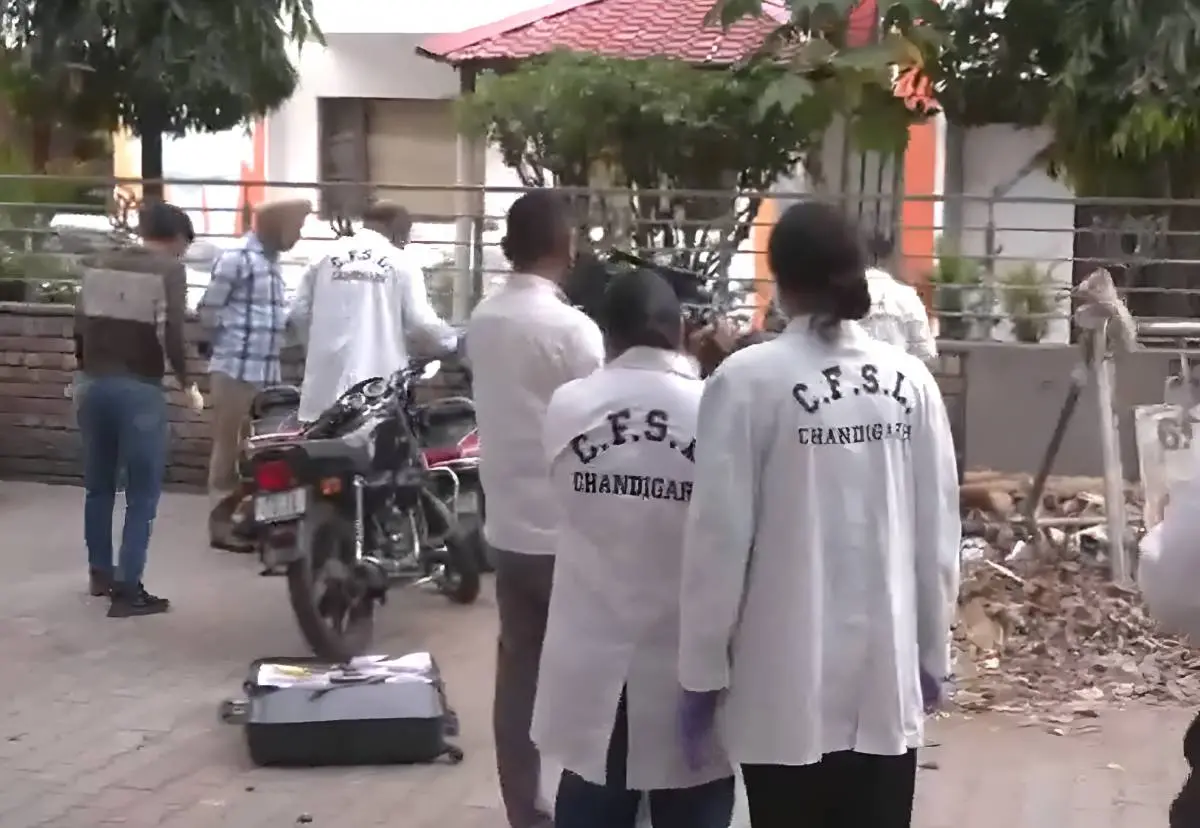 തെളിവുകൾ ശേഖരിക്കുന്ന സുരക്ഷാ ഉദ്യോഗസ്ഥർ | PHOTO: ANI