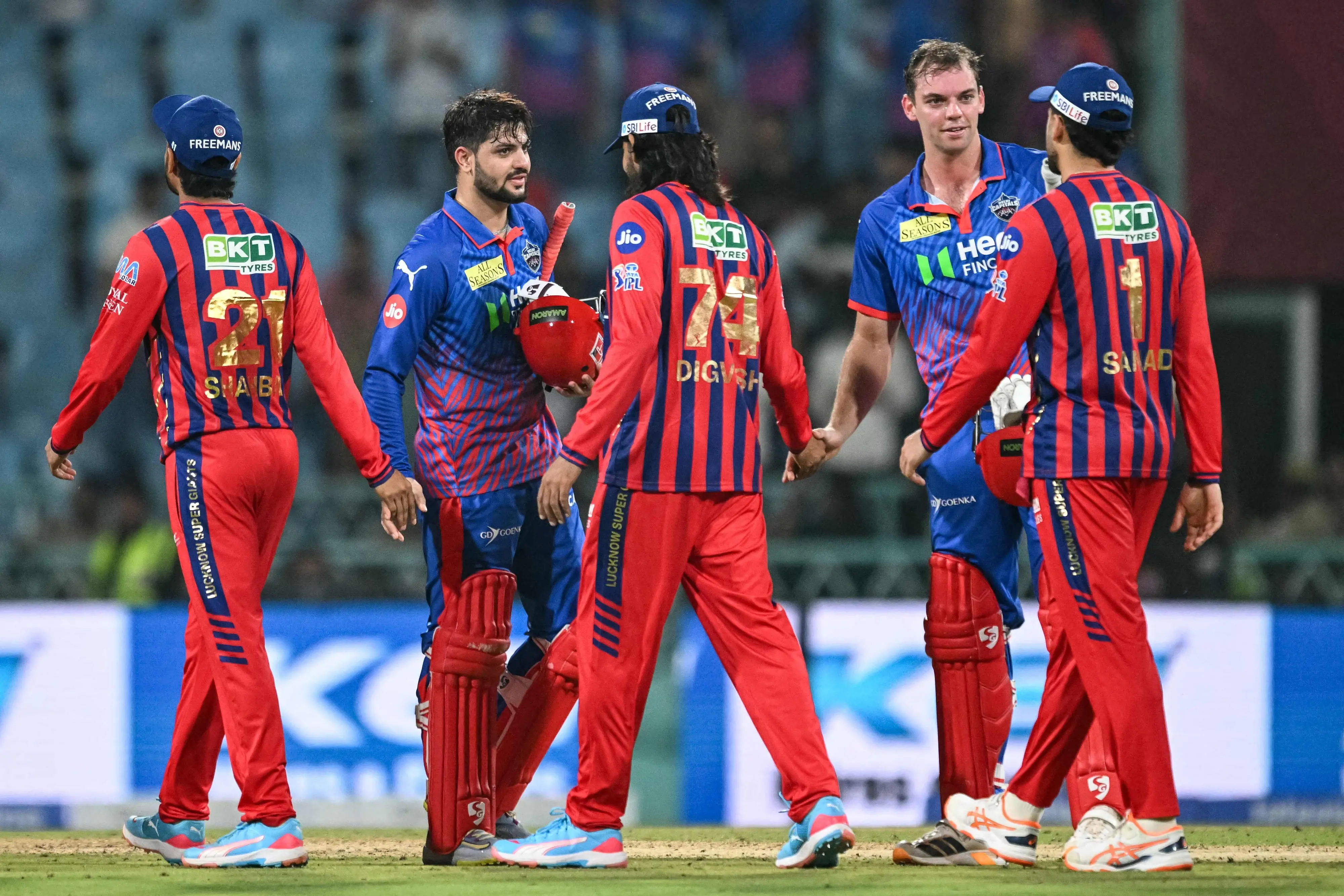 Sameer Rizvi and Tristan Stubbs  shake hands with Lucknow Super Giants' players | Photo: AFP