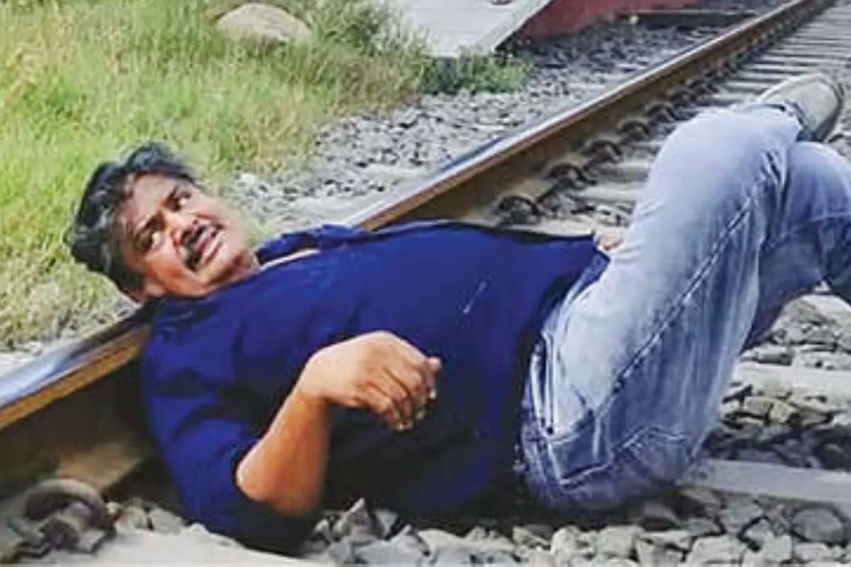 കല്ലക്കുടിയിലെ പാളത്തിൽ തലവെച്ചുകിടക്കുന്ന നടൻ മൻസൂർ അലിഖാൻ | ഫോട്ടോ: മാതൃഭൂമി