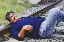 റെയിൽവേ ട്രാക്കിൽ തലവെച്ചുകിടന്നു: നടൻ മൻസൂർ അലി ഖാന്റെ പേരിൽ കേസ്