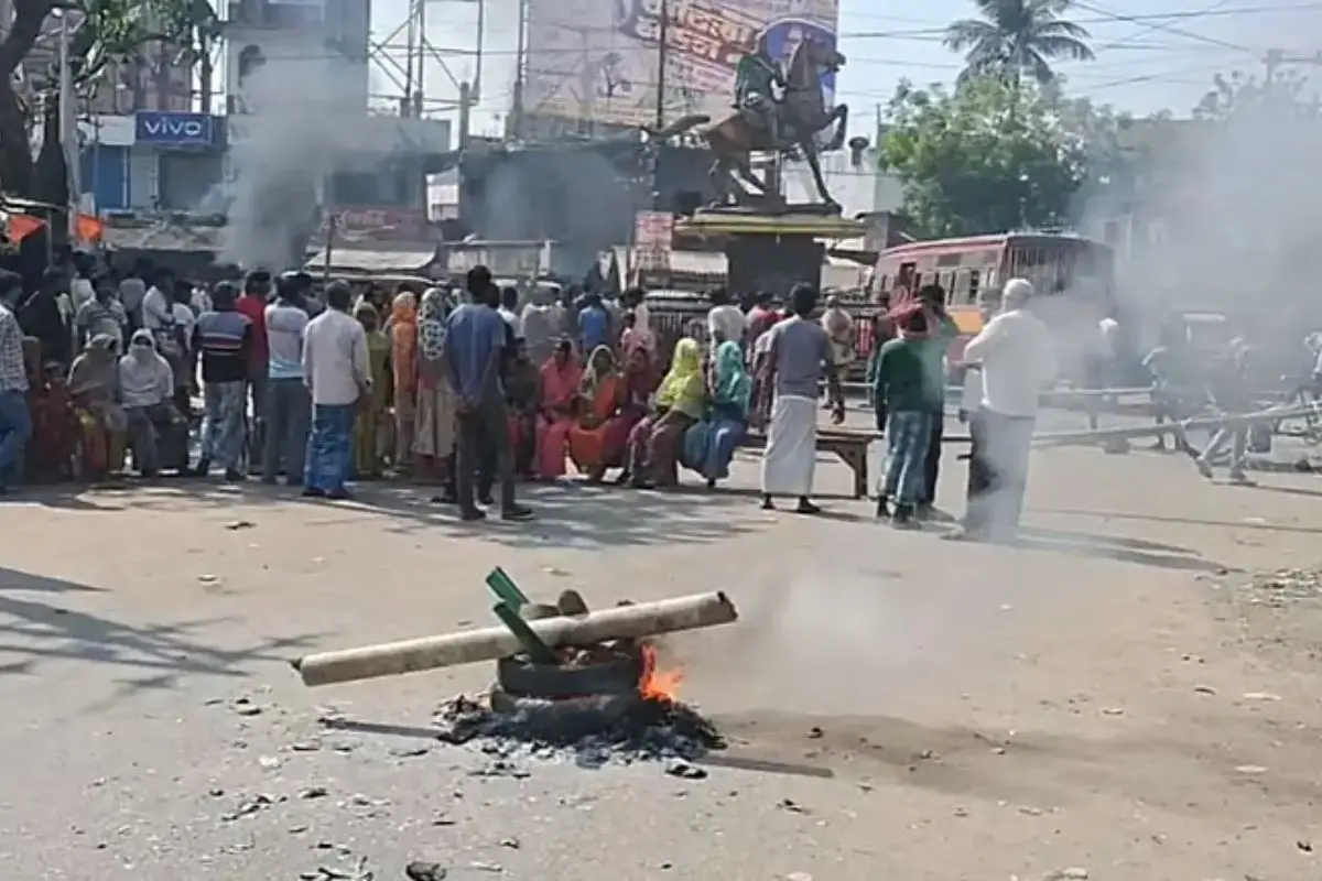 Protesters block roads and burn tyres in Malda amid anger over voter list deletions, as tensions escalate across the district. (Screengrab: X video)