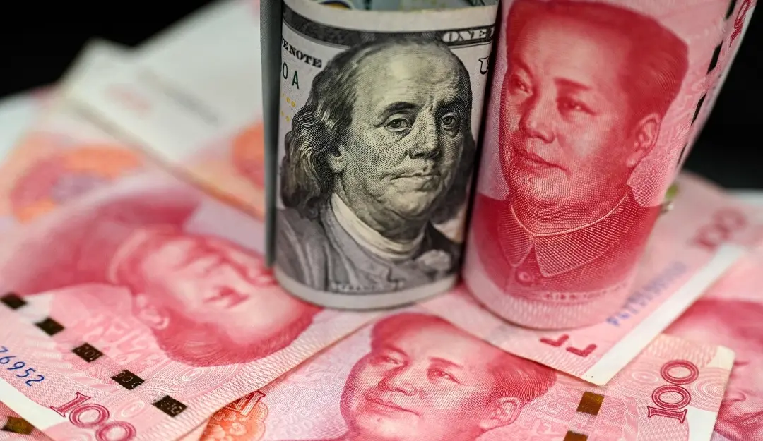Chinese 100 yuan notes (red) and US 100 dollar notes.