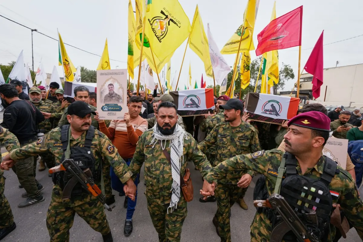 Members from the Popular Mobilization Forces attend a funeral of fighters who were killed in a U.S. airstrike, in Tal Afar, Nineveh province, north of Baghdad, Iraq | Photo: AP
