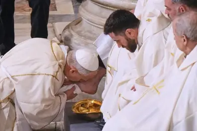 Pope Leo XIV washes priests’ feet on Holy Thursday, a first in 13 years