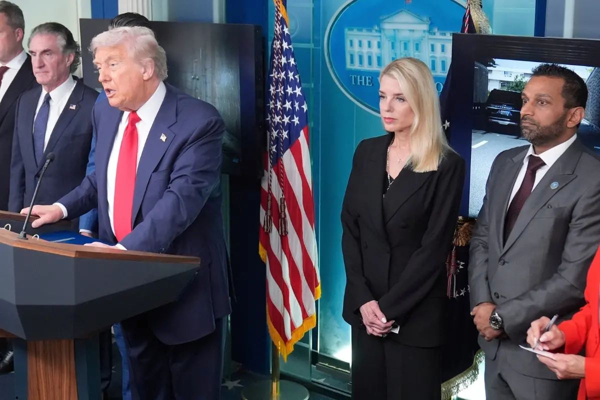 US President Donald Trump speaks with reporters as, from left, Interior Secretary Doug Burgum, Attorney General Pam Bondi and FBI Director Kash Patel.| Photo: AFP