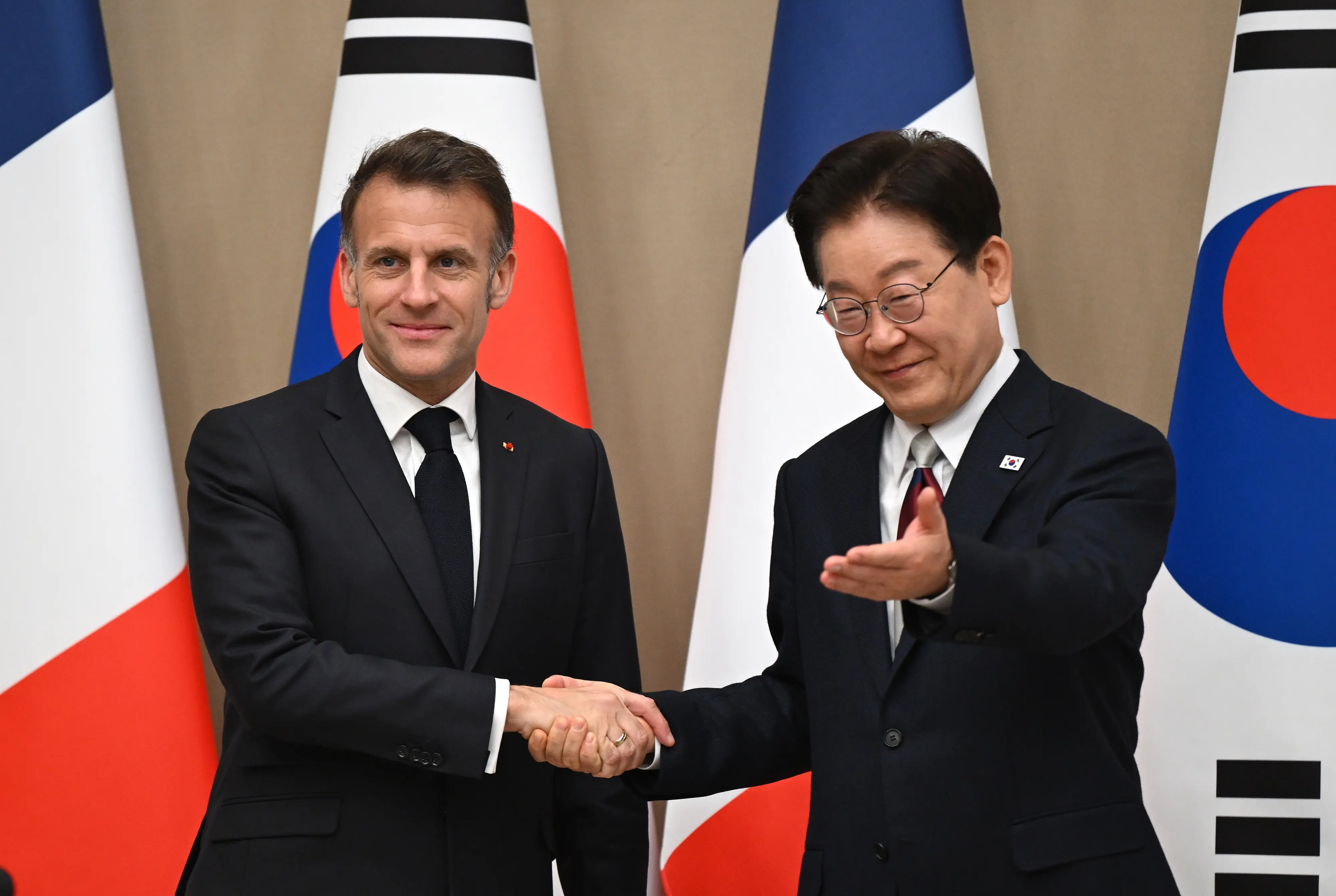 French President Emmanuel Macron, South Korean President Lee Jae Myung | Photo: AP