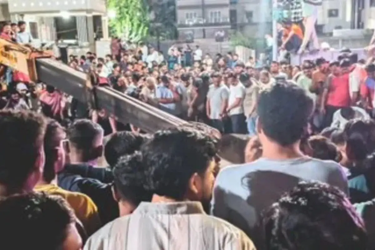 A crowd gathers at the accident site in Nashik's Dindori as rescue teams use a crane to pull the car out of a water-filled well after the fatal incident that killed nine family members. (Screengrab: X)