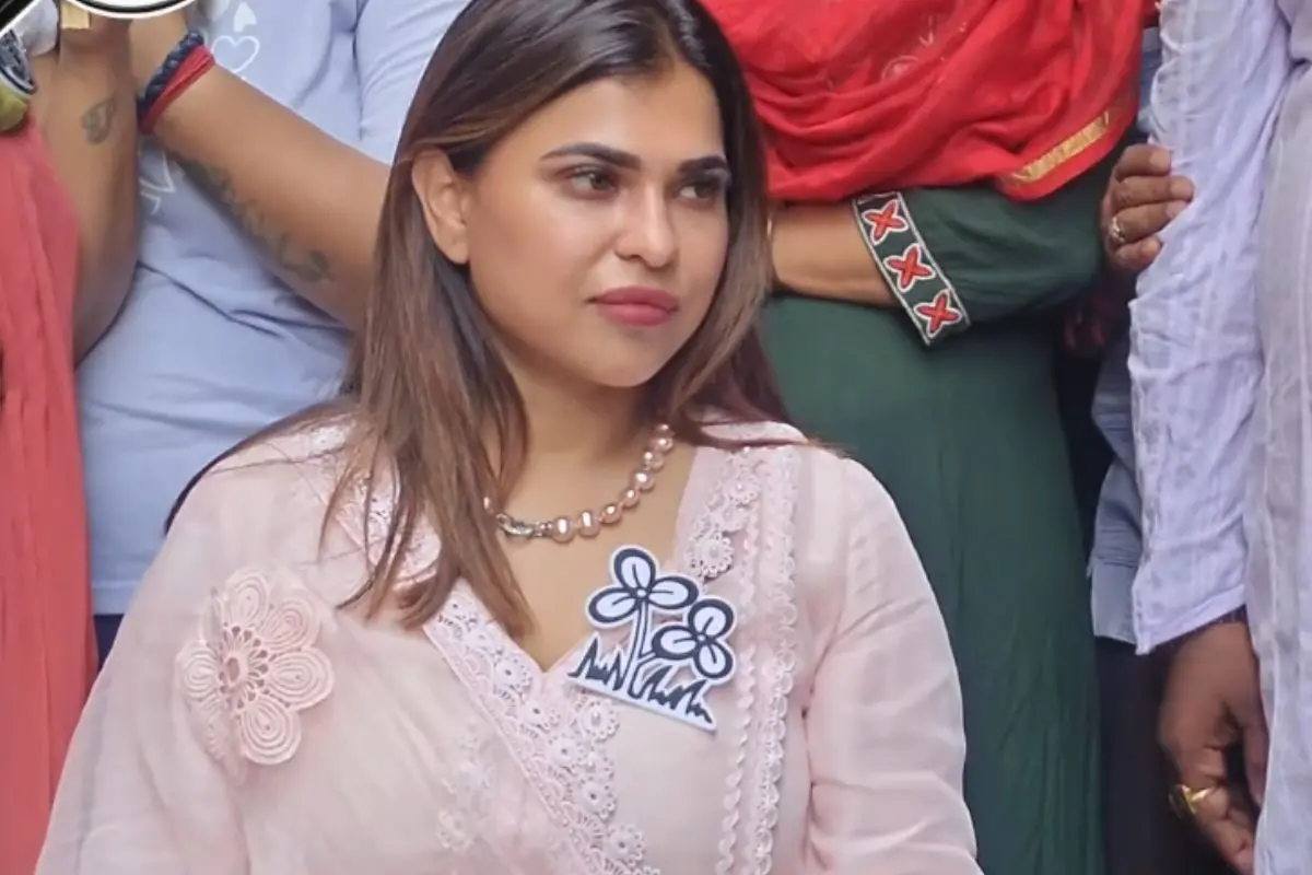 Shreya Pandey, Maniktala TMC candidate, during a public appearance amid allegations of the BJP attempting to lure party workers with cash and perks. Screengrab: (YouTube Video)