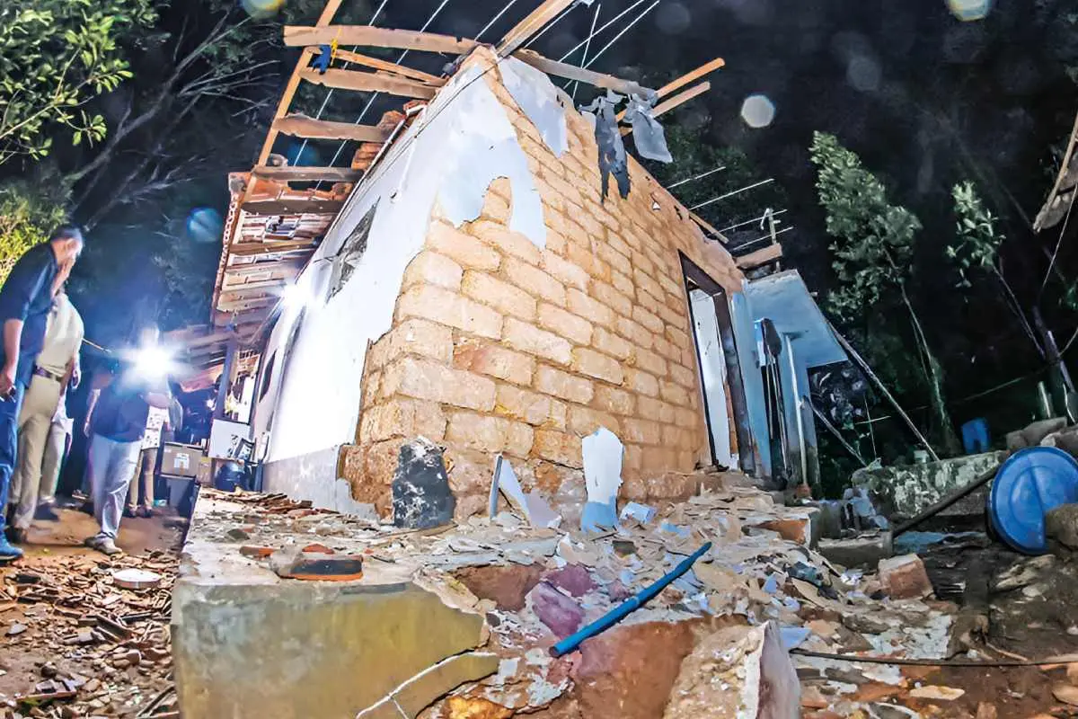 കോഴിക്കോട് കുരിക്കത്തൂരിൽ പടക്കനിർമാണത്തിനിടെ ഉണ്ടായ സ്ഫോടനത്തിൽ തകർന്ന വീട്. സ്ഫോടനത്തിൽ രണ്ടുപേർ മരിച്ചു | ഫോട്ടോ: സാജൻ വി. നമ്പ്യാർ