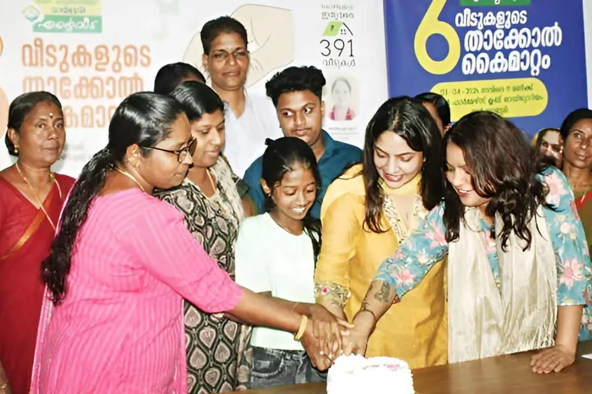 കൊച്ചൗസേപ്പ് ചിറ്റിലപ്പിള്ളി നേതൃത്വംനൽകുന്ന കെ. ചിറ്റിലപ്പിള്ളി ഫൗണ്ടേഷൻ മാതൃഭൂമിയുമായി ചേർന്ന് നടപ്പാക്കുന്ന 'എന്റെ വീട്' പദ്ധതിയിൽ വടകര താലൂക്കിലെ ആറ് കുടുംബങ്ങൾക്ക് വീടിന്റെ താക്കോൽ കൈമാറിയശേഷം കുടുംബങ്ങൾക്കൊപ്പം കെയ്ക്ക് മുറിച്ച് സന്തോഷം പങ്കിടുന്ന മാതൃഭൂമി ഡയറക്ടർ ഓപ്പറേഷൻസ് എം.എസ്. ദേവിക, ഡയറക്ടർ ഡിജിറ്റൽ ബിസിനസ് എം.എസ്. മയൂര എന്നിവർ