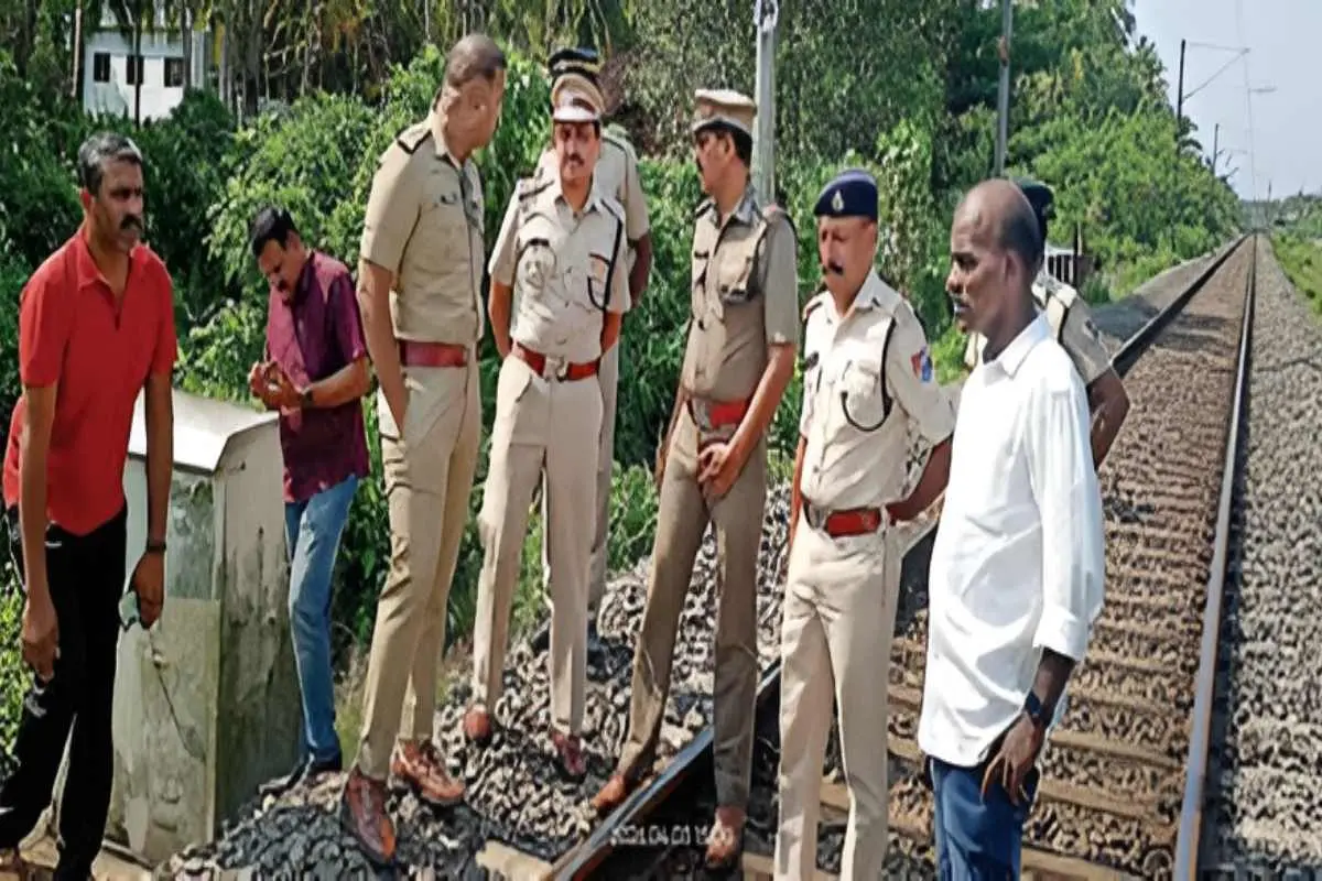 റെയിൽവേ പോലീസ് എസ്.പി. മുഹമ്മദ് നദിമുദ്ദീൻ അന്വേഷണസംഘത്തിനൊപ്പം സ്ഥലം സന്ദർശിക്കുന്നു