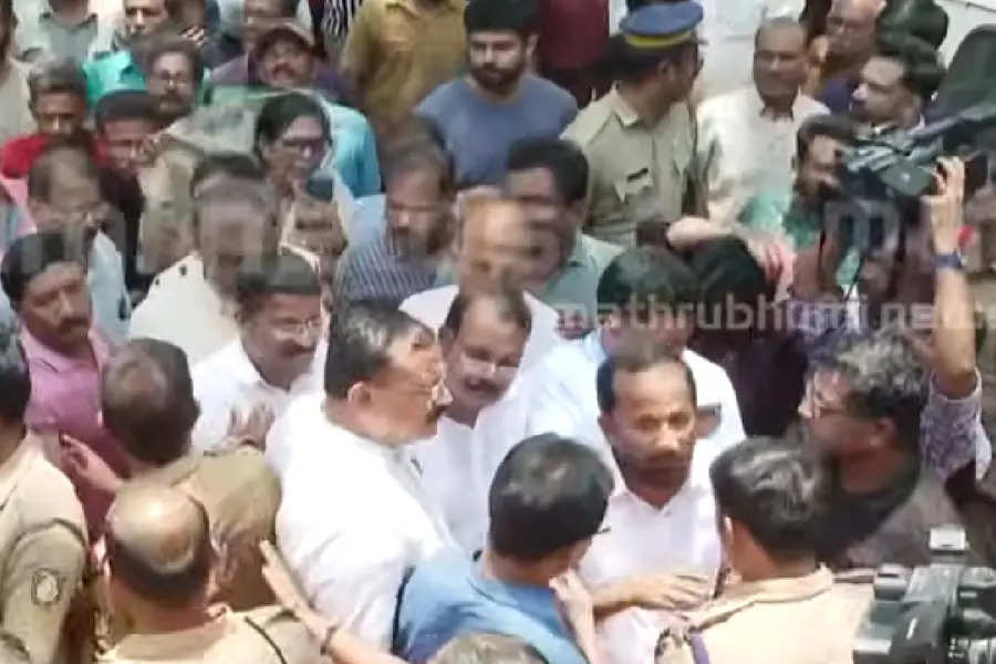 വാടാനപ്പിള്ളിയിലും വോട്ടിന് കിറ്റ്; പ്രതിഷേധവുമായി യുഡിഎഫും എൽഡിഎഫും, സംഘർഷാവസ്ഥ