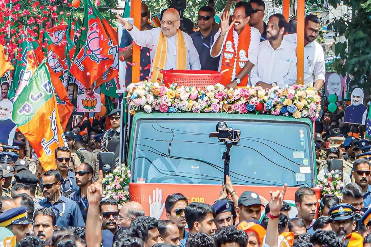 കോഴിക്കോട് ബേപ്പൂർ മണ്ഡലം എൻ.ഡി.എ. തിരഞ്ഞെടുപ്പ് പ്രചാരണത്തിന്റെ ഭാഗമായി മാത്തോട്ടത്തിൽനിന്ന് ആരംഭിച്ച കേന്ദ്ര ആഭ്യന്തരമന്ത്രി അമിത് ഷായുടെ റോഡ് ഷോയിൽനിന്ന്. സ്ഥാനാർഥി പ്രകാശ് ബാബു, കെ.പി. ശ്രീശൻ എന്നിവർ സമീപം | ഫോട്ടോ: സാജൻ വി. നമ്പ്യാർ