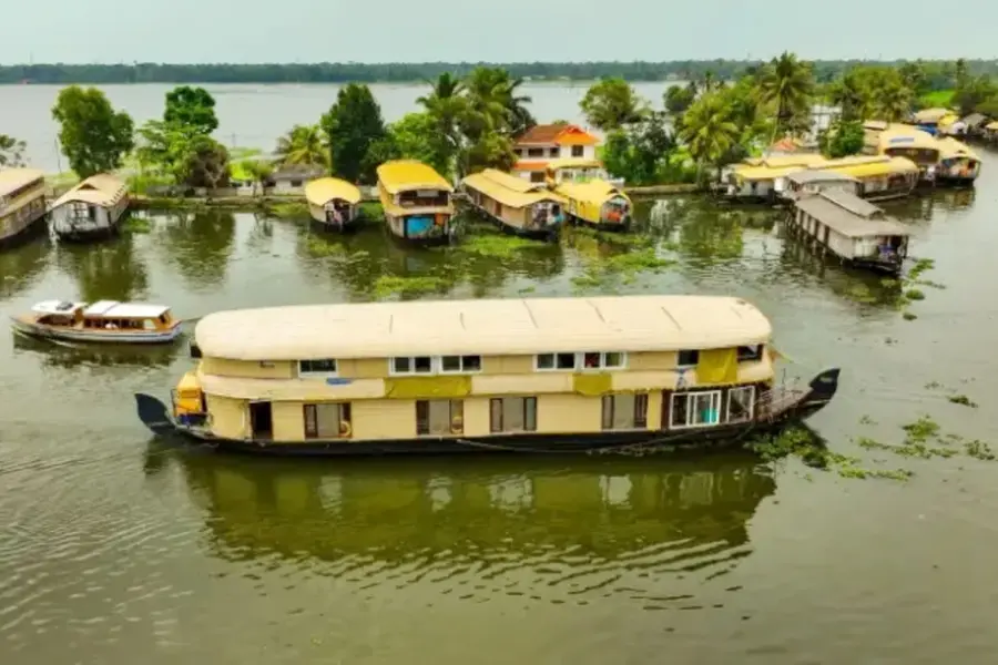 കള്ളുഷാപ്പിലെ ഭക്ഷണംരുചിച്ച്, നാടൻ കാലാരൂപങ്ങൾ കണ്ട് യാത്ര; കുട്ടനാട് സഫാരിയുടെ ആദ്യയാത്ര പത്തിന്