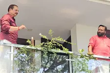 തൊഴിലാളികളെ കൂട്ടമായികണ്ടത് സംശയമുണ്ടാക്കി, പിന്നാലെ ആരോപണവും പ്രതിഷേധവും; കിറ്റുസംഘർഷത്തിൽ ഒരു പകൽ