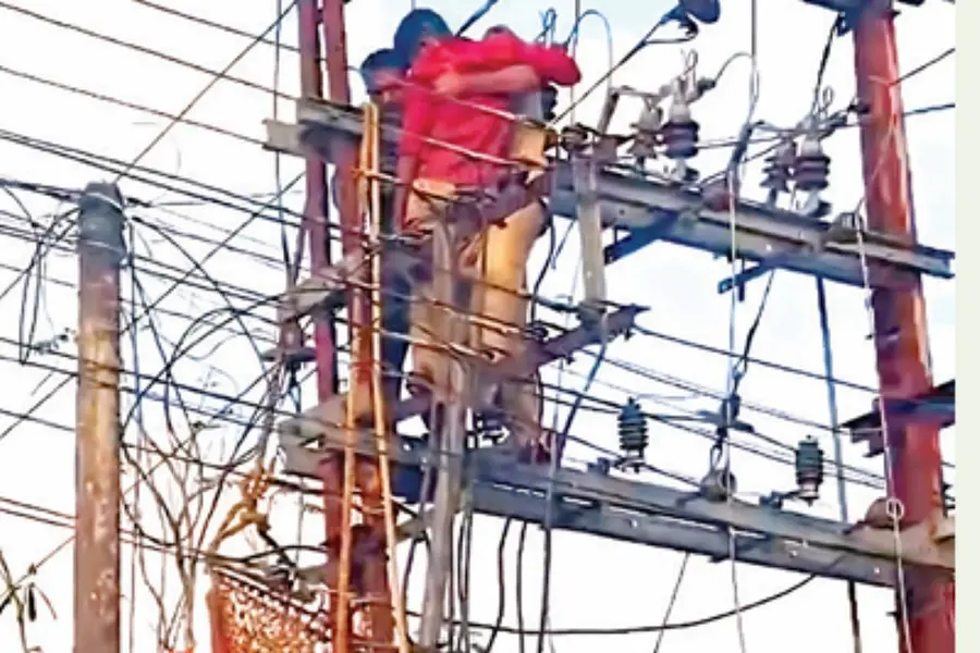 ഭാര്യ പിണങ്ങിപ്പോയി, ട്രാൻസ്ഫോമറിന് മുകളിൽകയറി യുവാവിന്റെ ആത്മഹത്യാഭീഷണി, കയറിയത് ബ്ലേഡുമായി