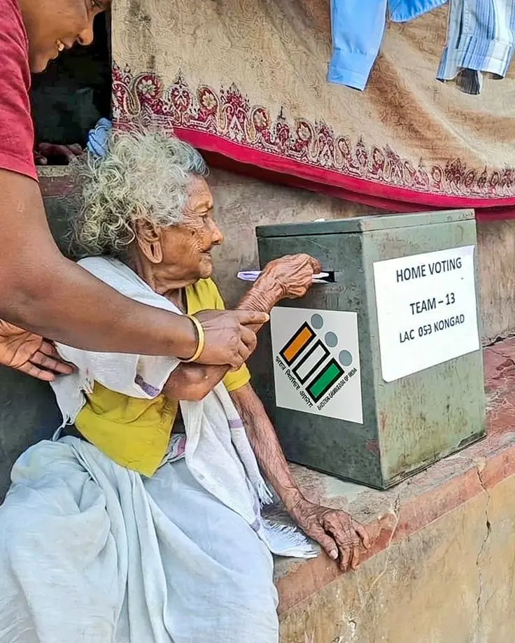 A 100-year old female voter exercises her franchise through Home Voting in the Kongad | Photo:ANI
