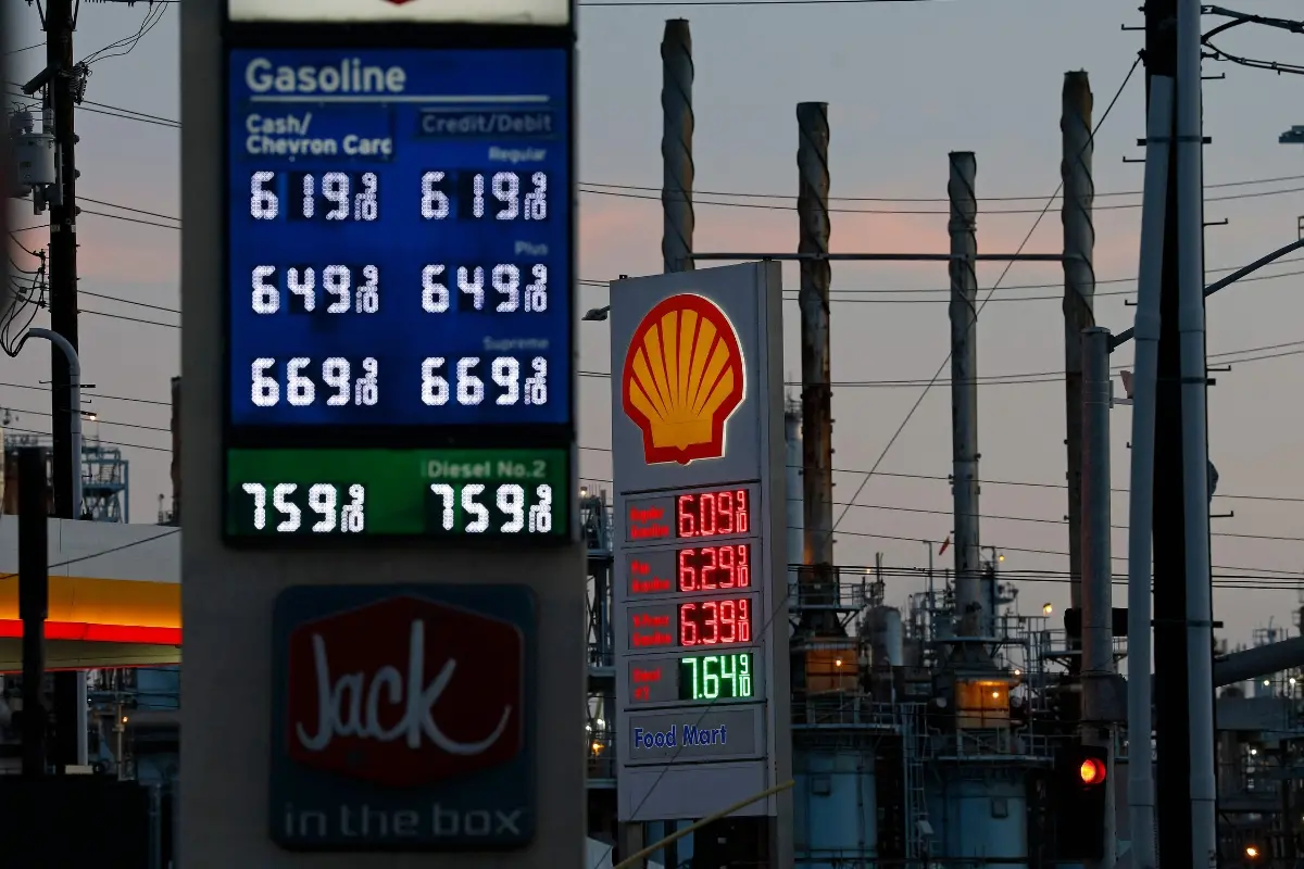Gas prices are displayed at a Shell station across from the Marathon Petroleum Corp's Los Angeles Refinery in Carson, California.| Photo: AFP