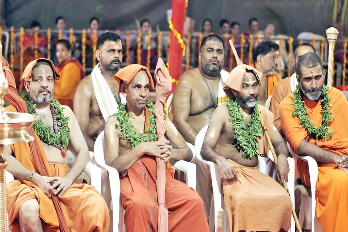 അയുത ചണ്ഡികായാഗ വേദിയിൽ ശങ്കരപരമ്പരയിലെ പ്രമുഖരായ നടുവിൽമഠം അച്യുത ഭാരതി മൂപ്പിൽ സ്വാമിയാർ, തൃക്കൈക്കാട്ട് മഠം നാരായണ ബ്രഹ്മാനന്ദ തീർഥ, തെക്കേമഠം വാസുദേവാനന്ദ ബ്രഹ്മാനന്ദ ഭൂതി സ്വാമികൾ, മഹാമണ്ഡലേശ്വർ ആനന്ദവനം ഭാരതി എന്നിവർ ഒന്നിച്ചെത്തിയപ്പോൾ