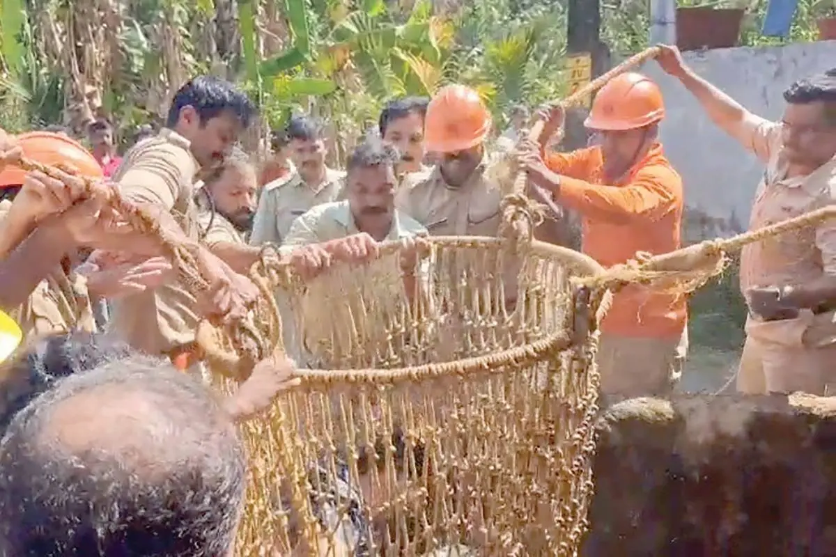 കിണറ്റില് വീണ കോയാടന് രാജനെ അഗ്നിരക്ഷാസേന പുറത്തെടുക്കുന്നു