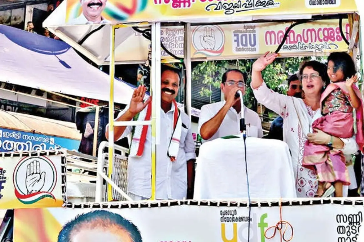 നാലുവയസ്സുകാരി മറിയത്തെ തോളിലേറ്റി ജനങ്ങളെ അഭിവാദ്യം ചെയ്യുന്ന പ്രിയങ്കാഗാന്ധി. യുഡി.എഫ്. സ്ഥാനാർഥികളായ സജീവ് ജോസഫ്, സണ്ണി ജോസഫ് എന്നിവർ സമീപം | ഫോട്ടോ: സി.സുനിൽകുമാർ