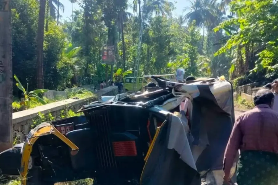 ഓട്ടോറിക്ഷ ഇലക്ട്രിക് പോസ്റ്റിലിടിച്ചു മറിഞ്ഞു; ദമ്പതികൾക്ക് ദാരുണാന്ത്യം