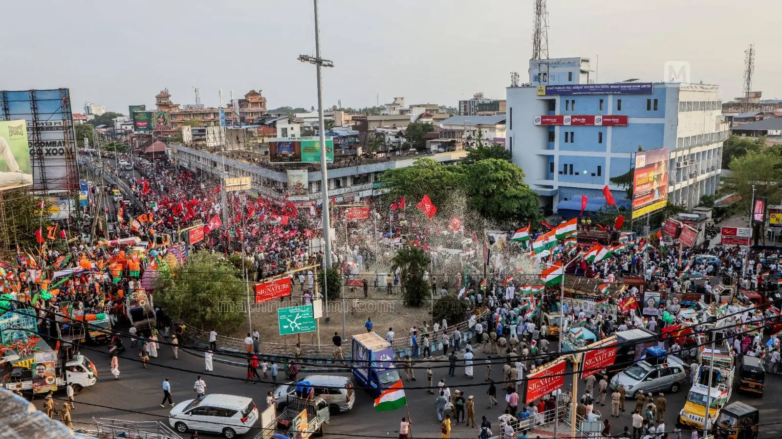 നിയമസഭാ തിരഞ്ഞെടുപ്പിന്റെ ശബ്ദപ്രചാരണങ്ങള്ക്ക് സമാപനം കുറിച്ച് കൊട്ടിക്കലാശത്തിനായി മൂന്ന് മുന്നണികളും ചിന്നക്കടയില് സംഗമിച്ചപ്പോള്| ഫോട്ടോ:സി.ആര്.ഗിരീഷ് കുമാര്