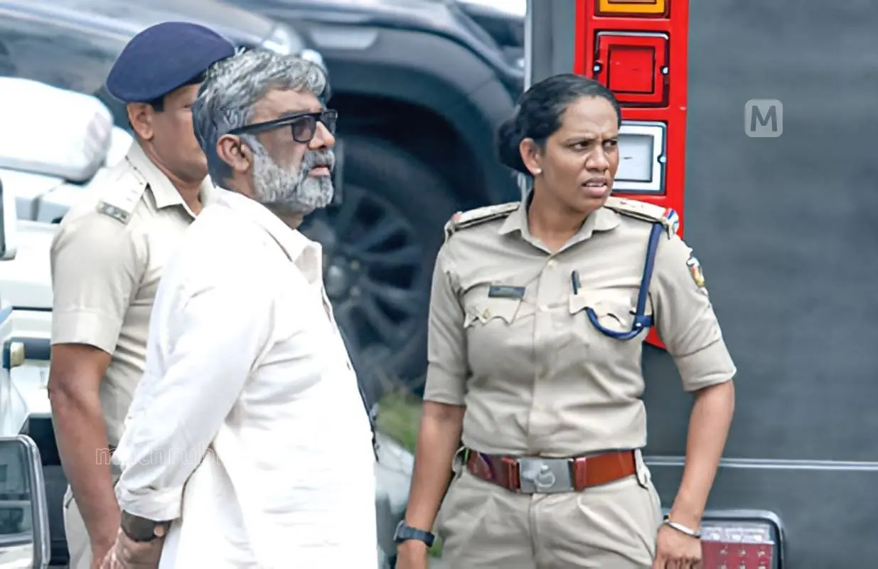 തെളിവെടുപ്പിനായി പ്രതി രഞ്ജിത്തിനെ കൊച്ചി എ.ആർ. ക്യാമ്പിലെത്തിച്ചപ്പോൾ | ഫോട്ടോ: മാതൃഭൂമി
