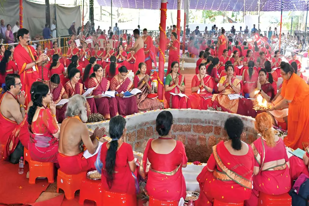 മഞ്ചേരി മുള്ളമ്പാറയിലെ സനാതനധർമ സേവാകേന്ദ്രത്തിൽ ആരംഭിച്ച അയുത ചണ്ഡികാമഹായാഗത്തോടനുബന്ധിച്ച് ചൊവ്വാഴ്‌ച നടന്ന ചണ്ഡികാഹോമം