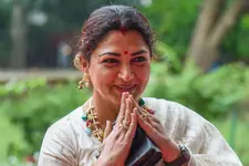 വിജയിച്ചാൽ ക്ഷേത്ര പരിസരത്ത് ഇറച്ചിക്കടകൾ നിരോധിക്കും; പ്രചരണങ്ങൾക്കെതിരെ ആഞ്ഞടിച്ച് ഖുശ്ബു