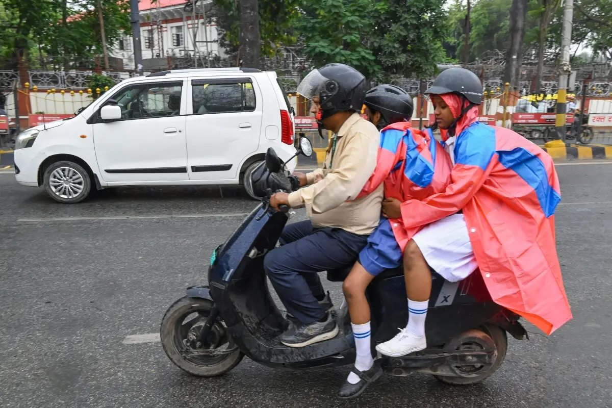 Commuters on their way amid rain, in Patna on Wednesday | Photo: ANI